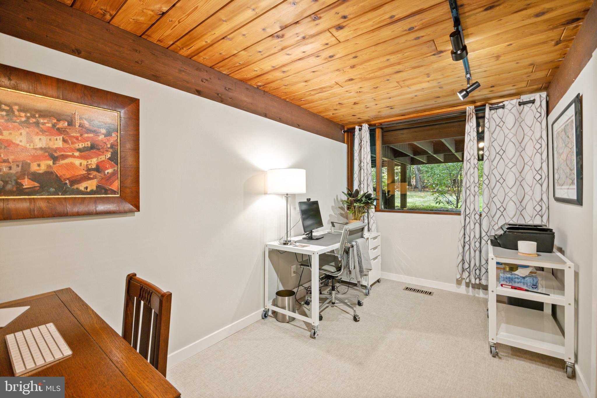 1700 Canterbury Com