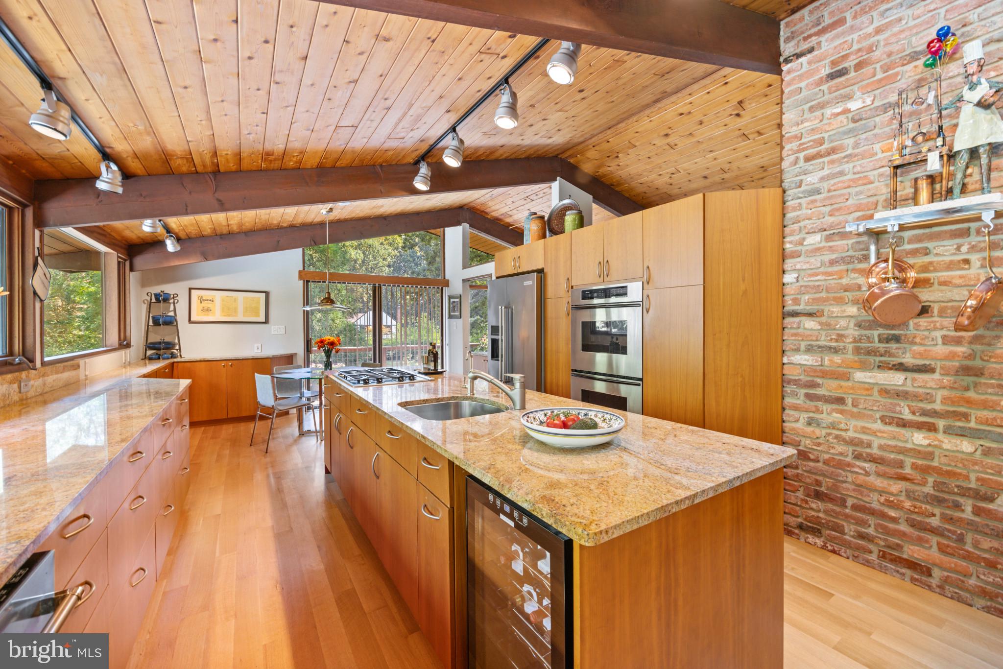 1700 Canterbury Com