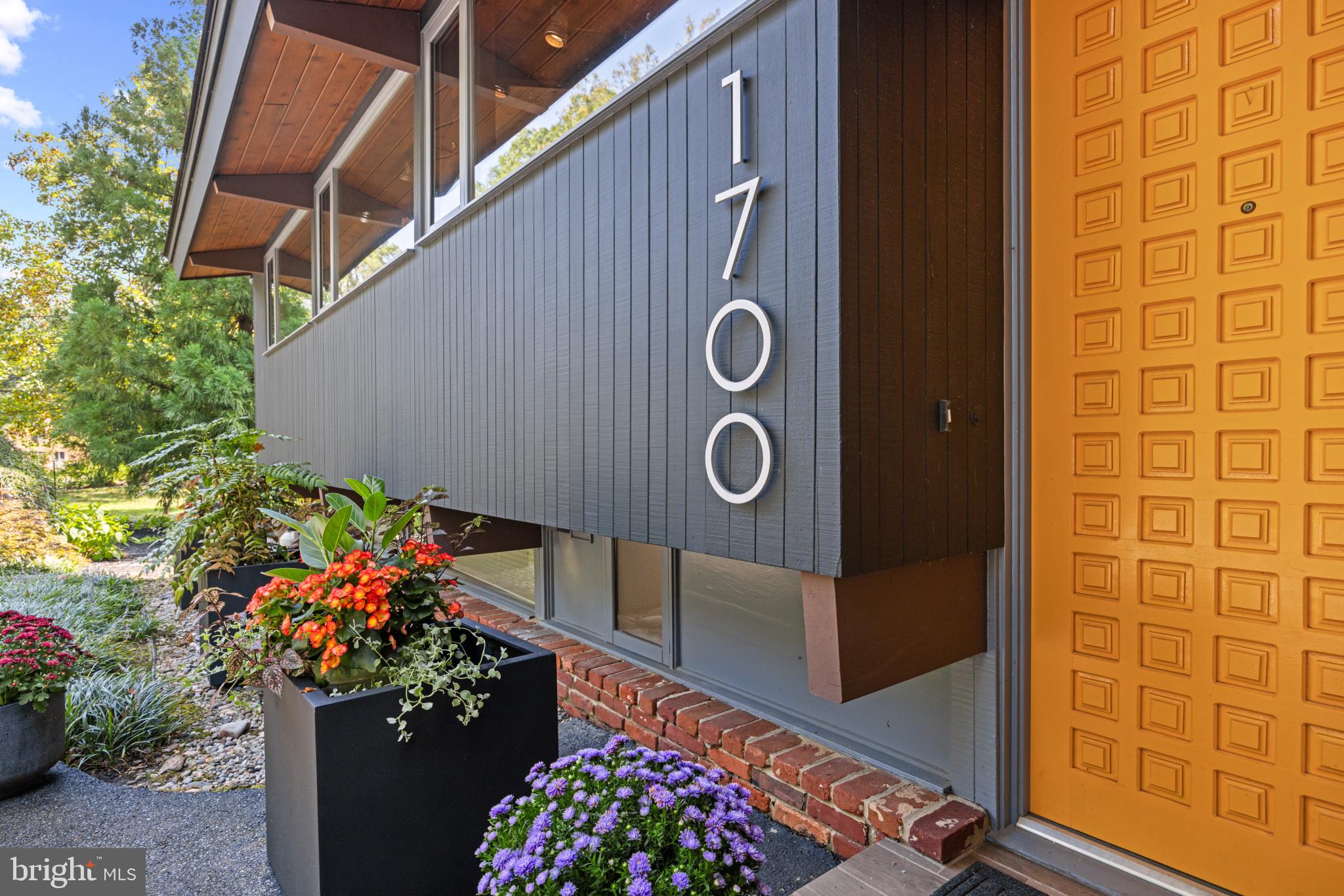 1700 Canterbury Com