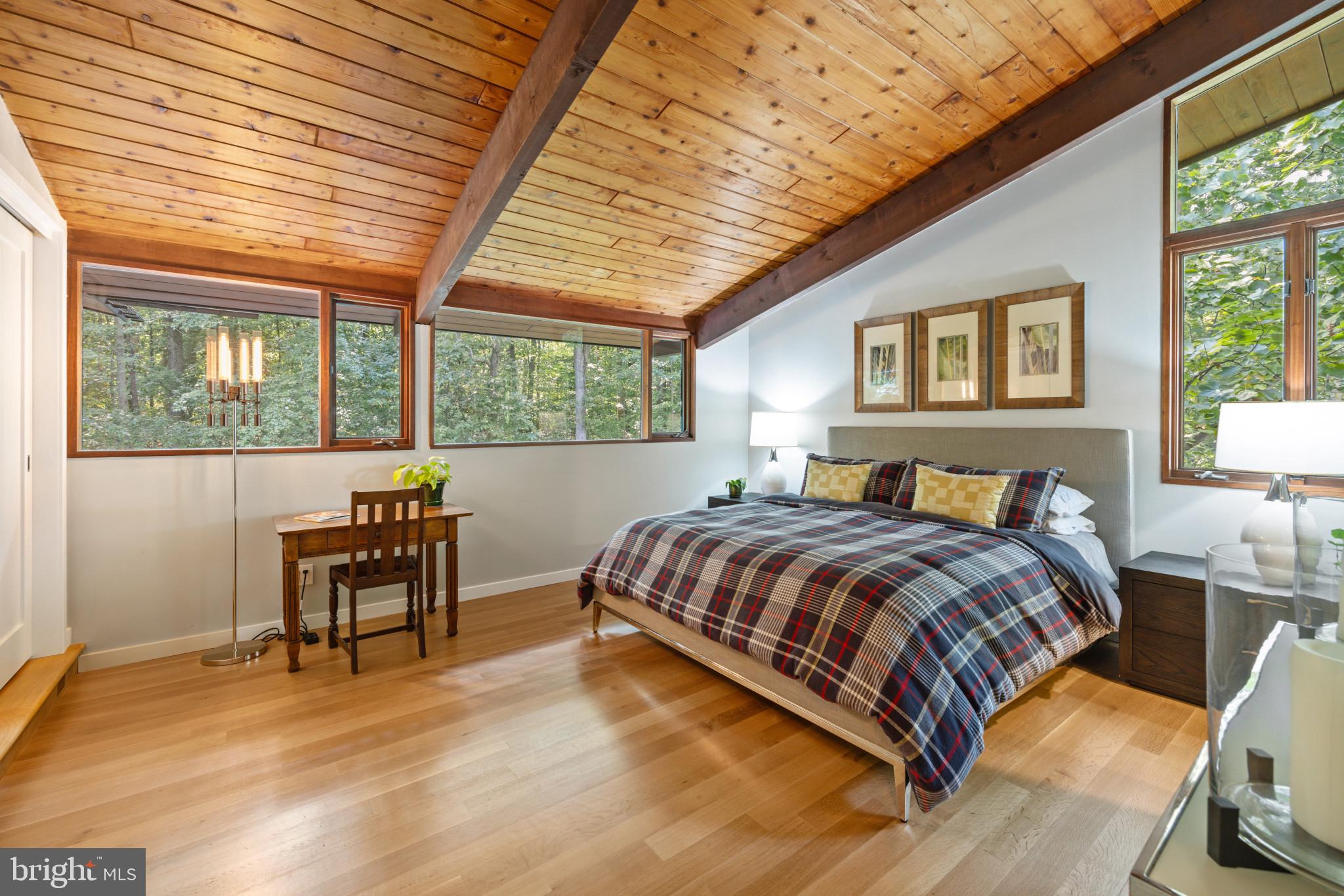 1700 Canterbury Com