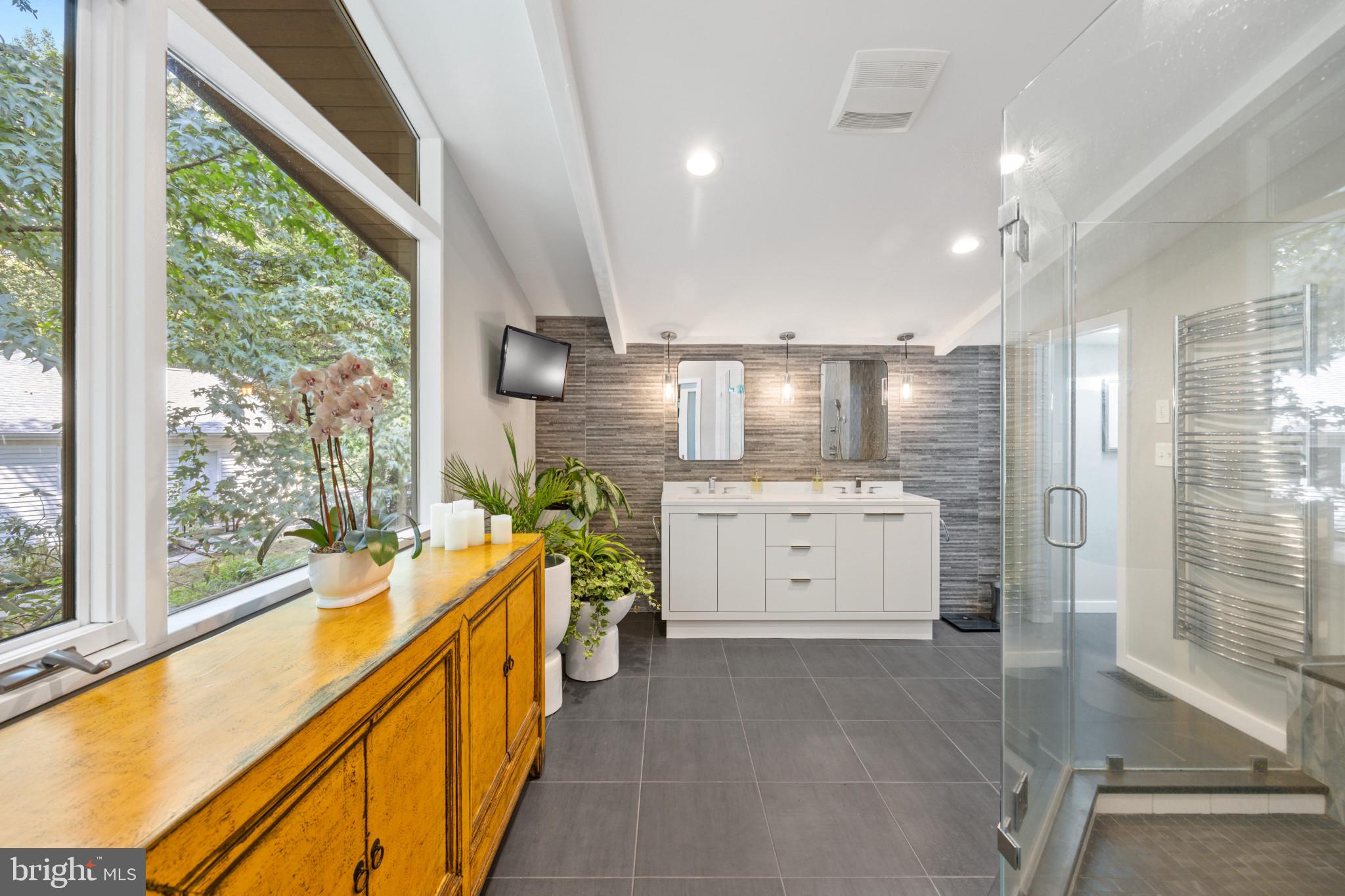 1700 Canterbury Com