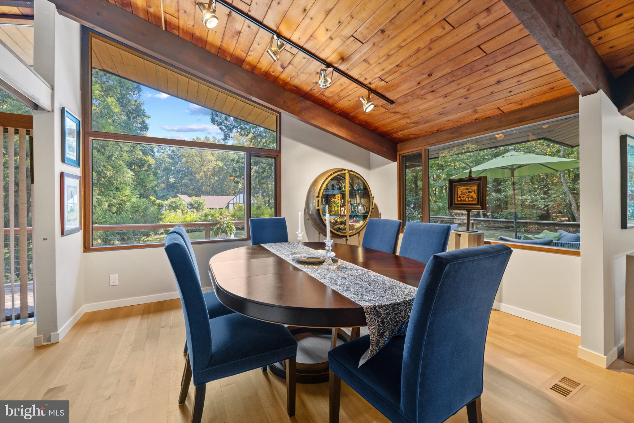 1700 Canterbury Com
