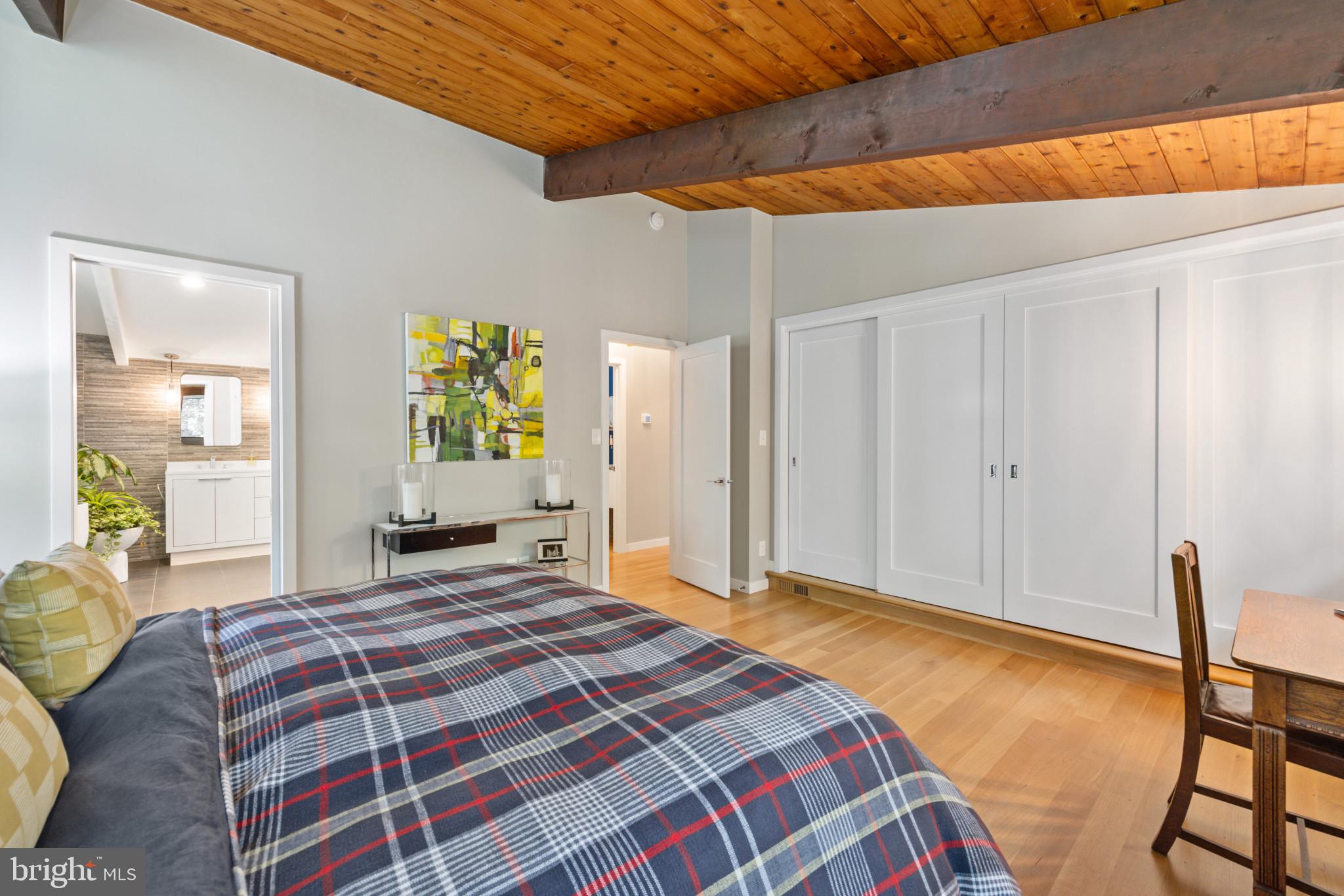 1700 Canterbury Com