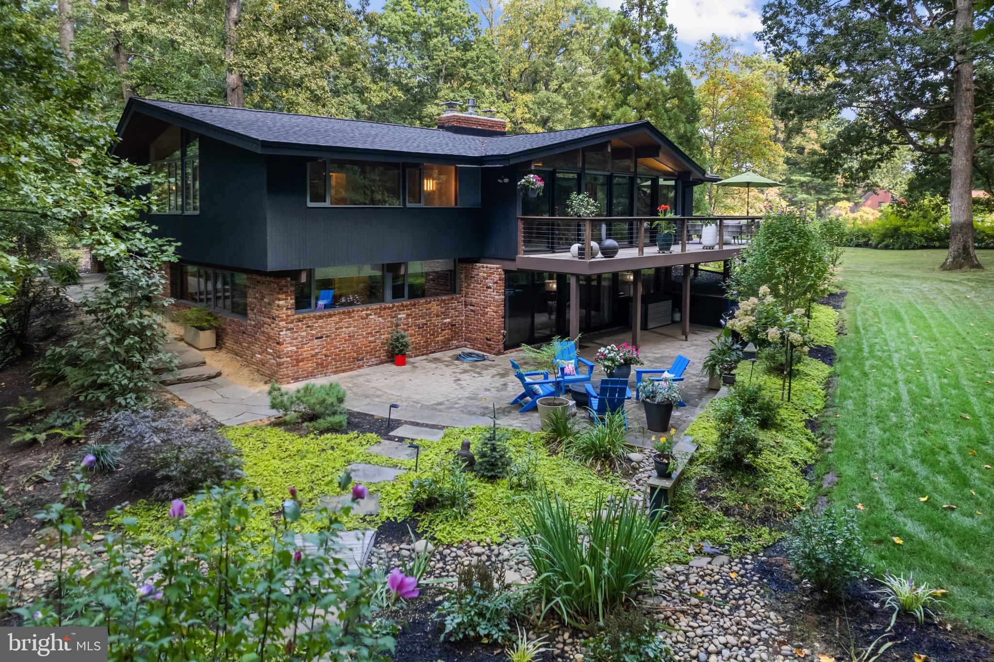 1700 Canterbury Com