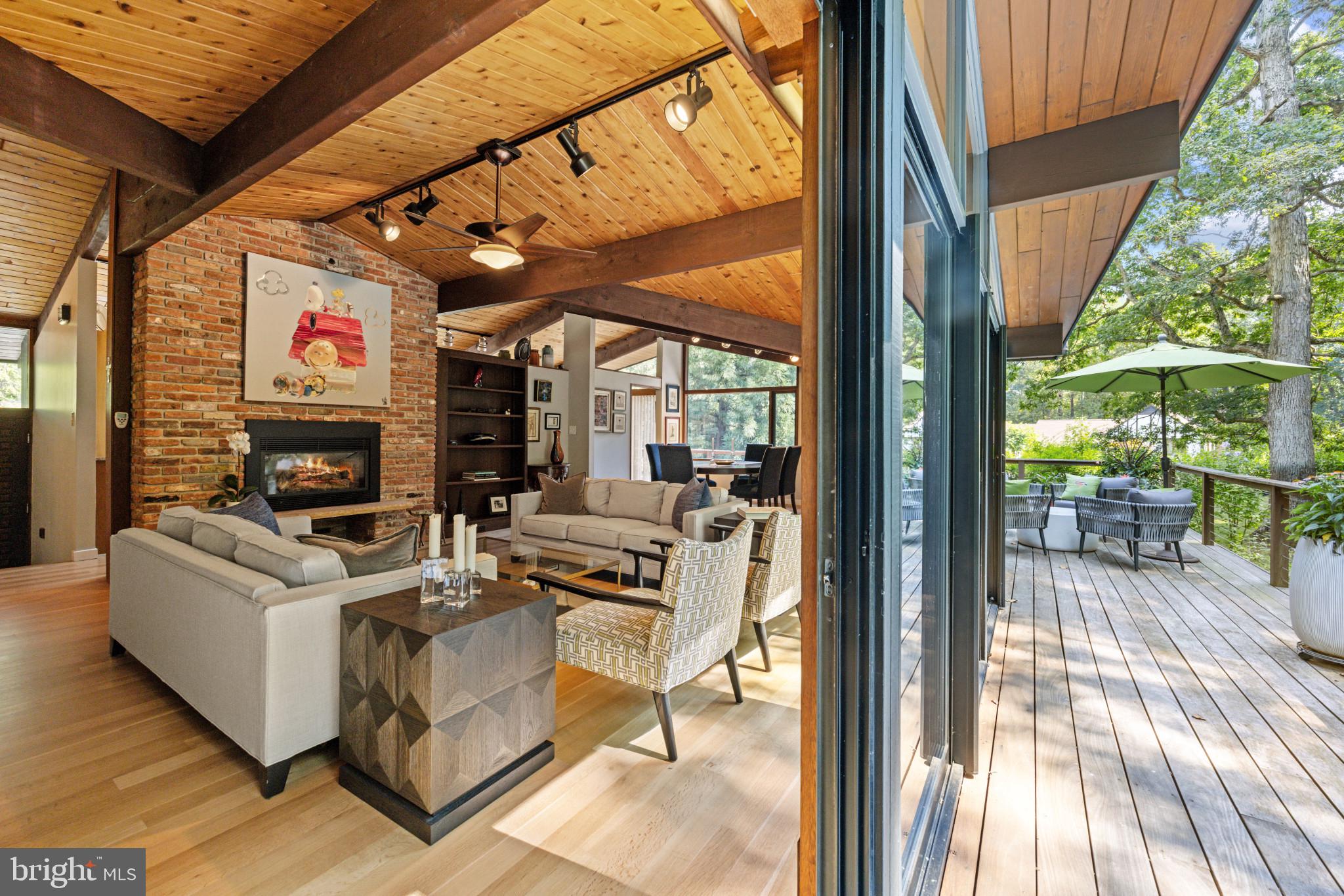 1700 Canterbury Com