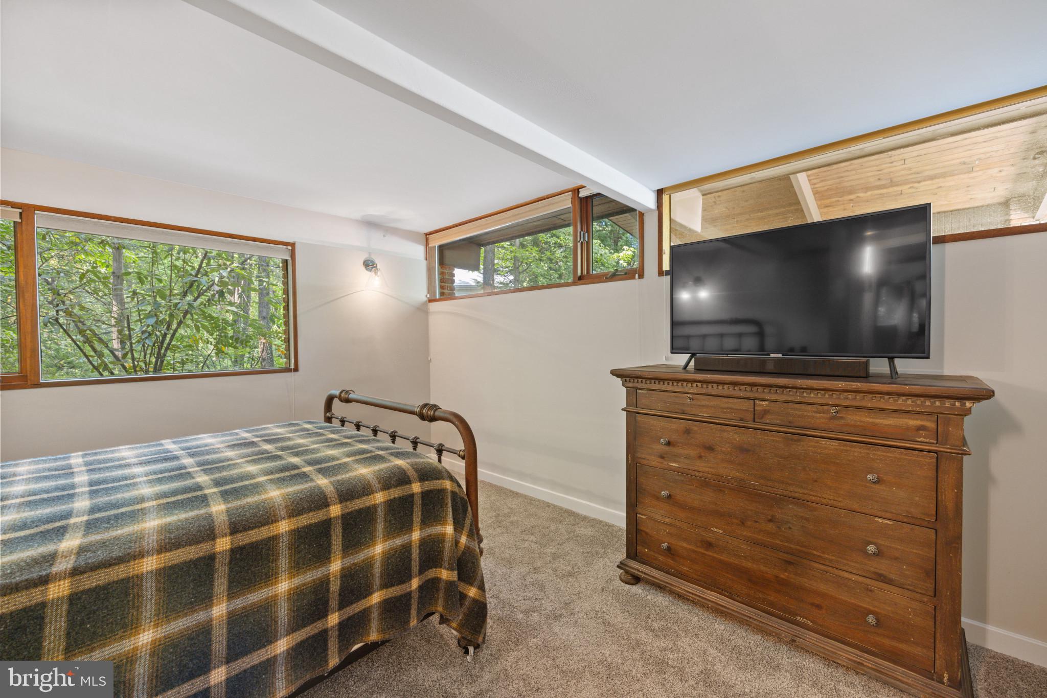 1700 Canterbury Com
