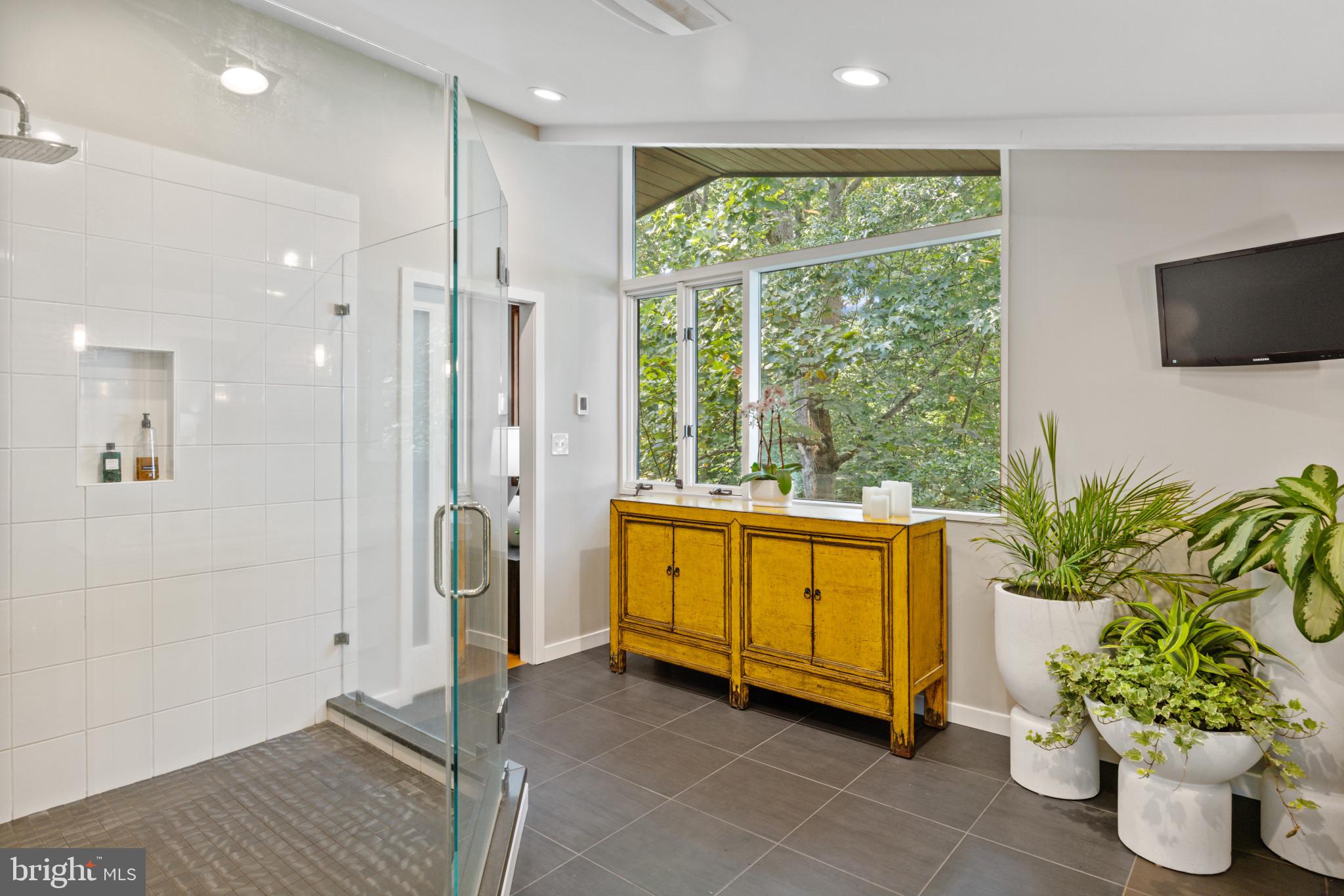 1700 Canterbury Com