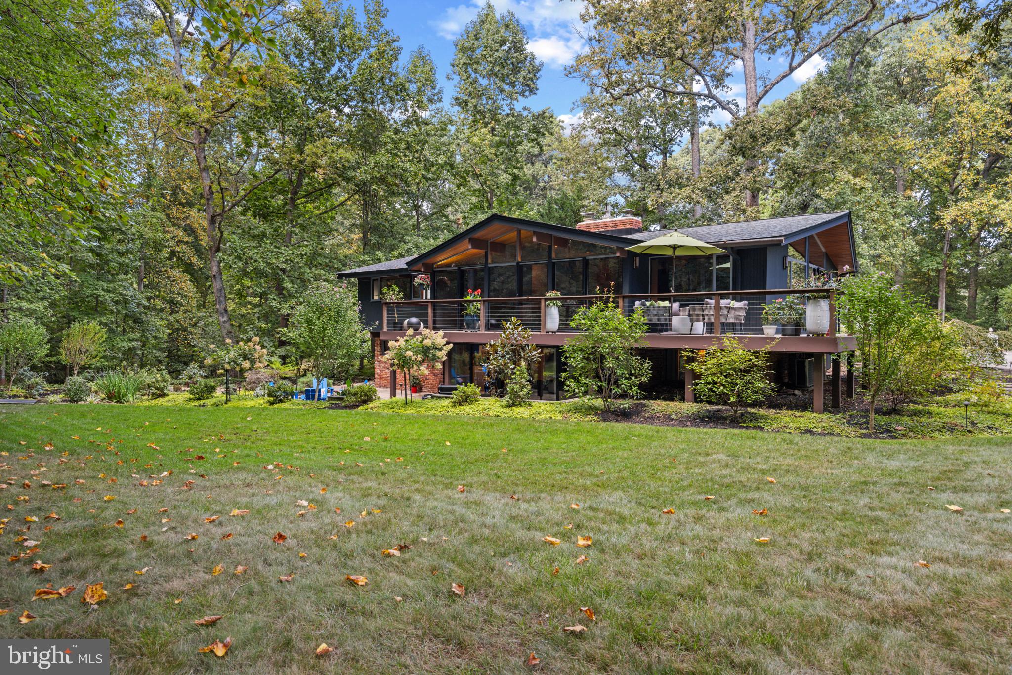 1700 Canterbury Com