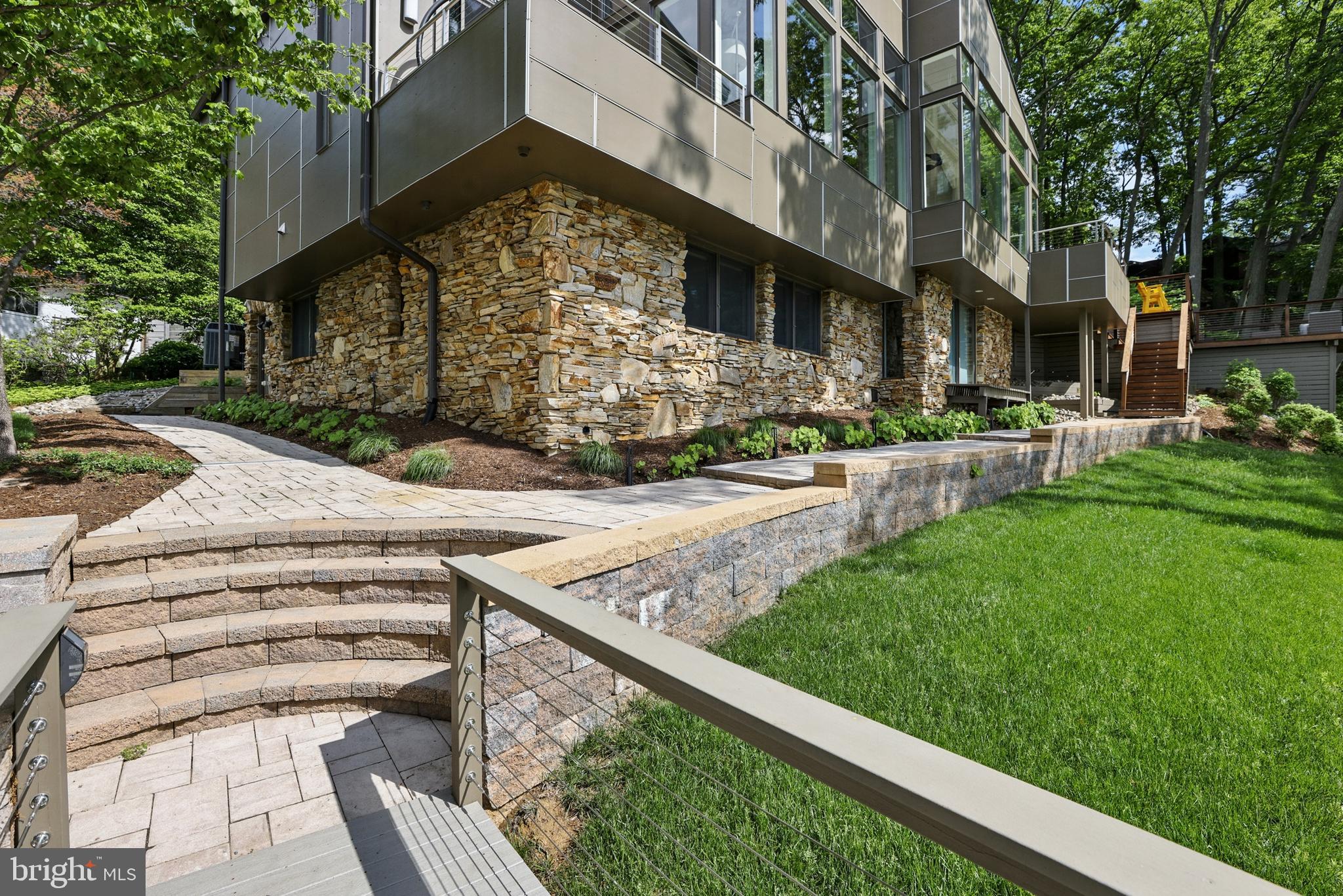 1252 Fenwick Garth