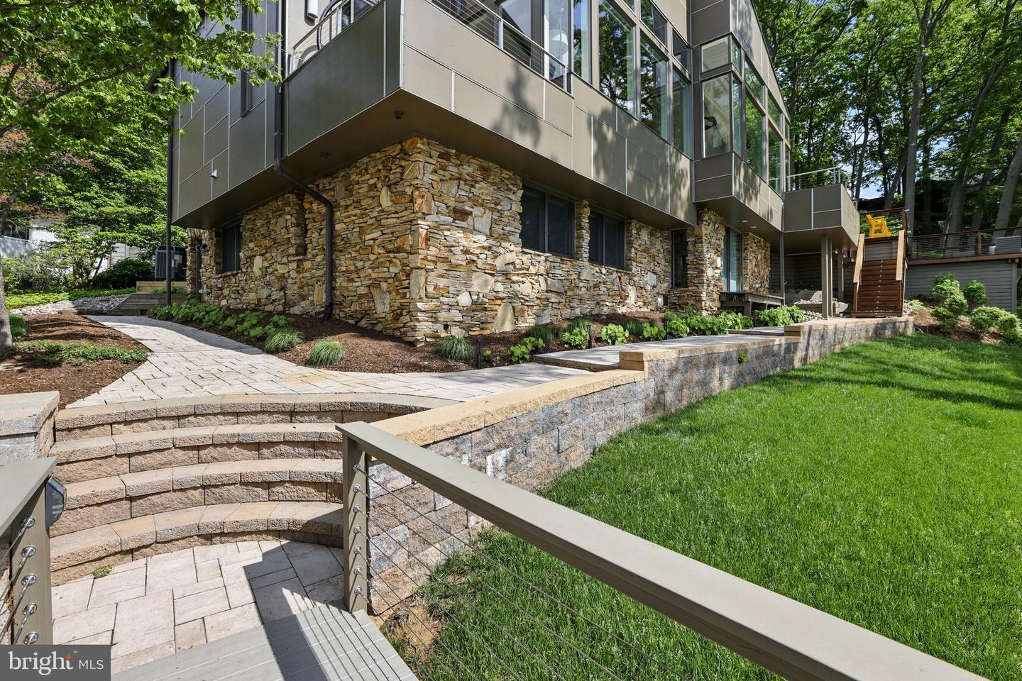 1252 Fenwick Garth