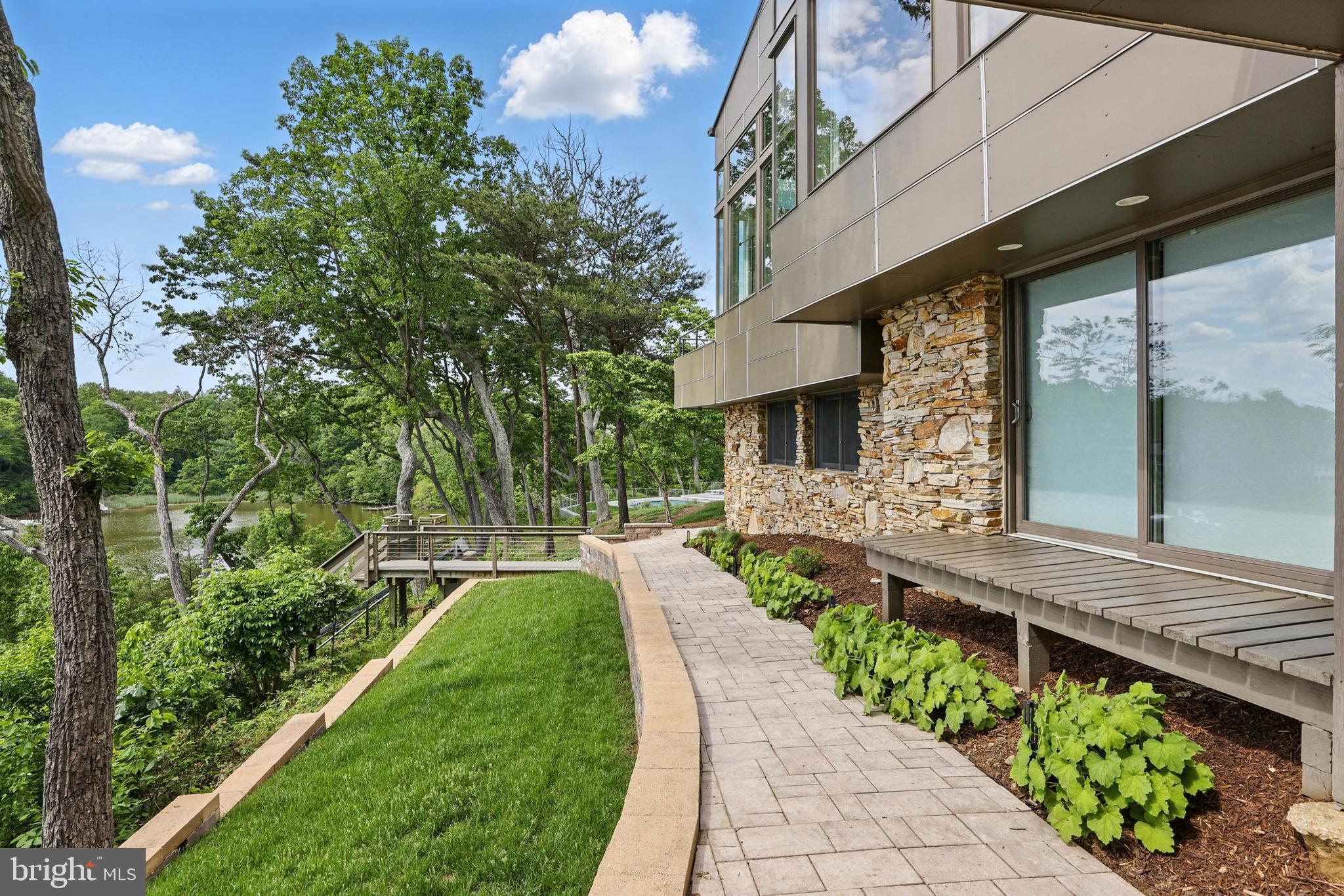 1252 Fenwick Garth