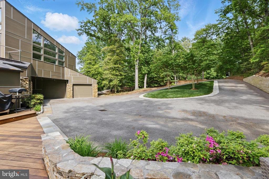 1252 Fenwick Garth