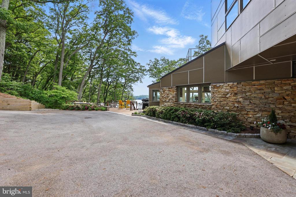 1252 Fenwick Garth