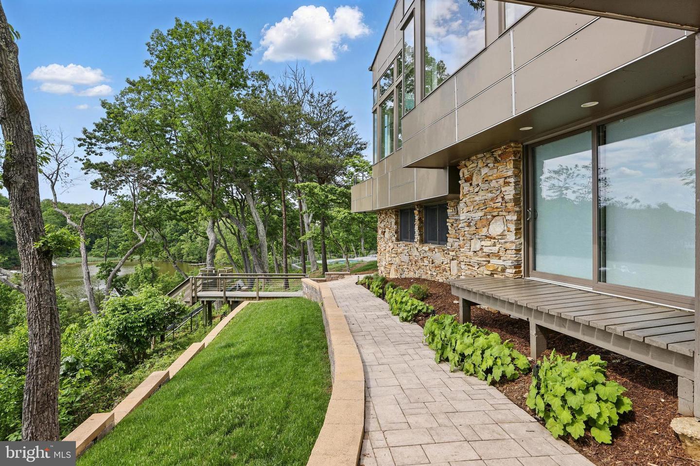 1252 Fenwick Garth