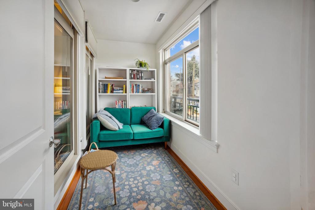 66 Franklin St #203