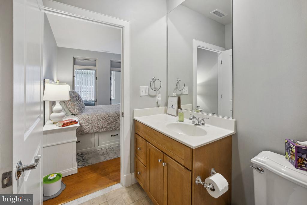 66 Franklin St #203