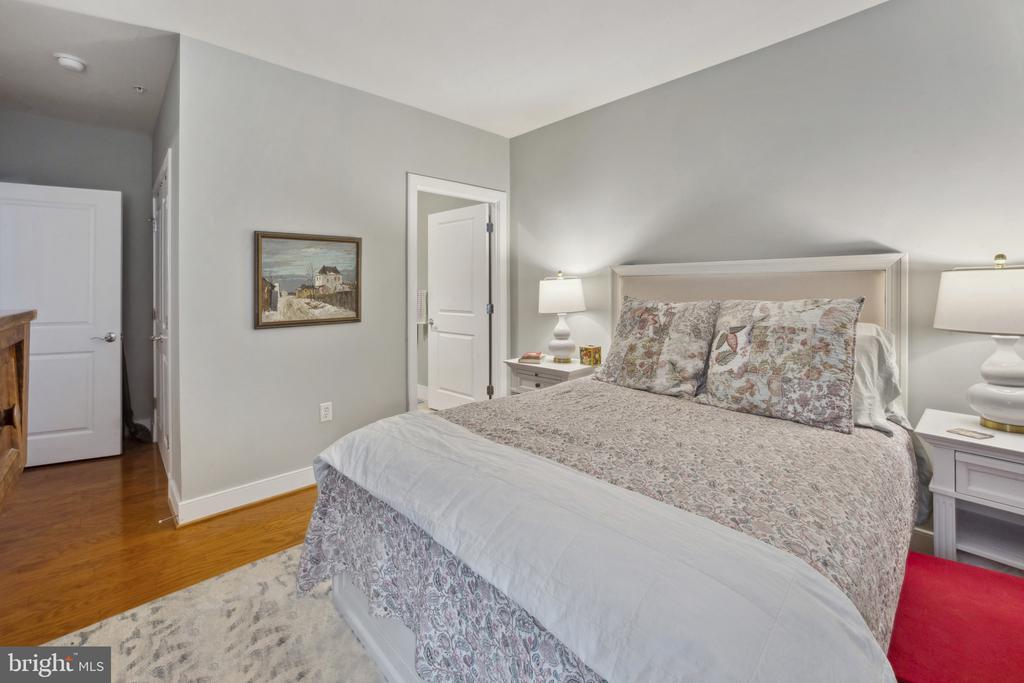 66 Franklin St #203