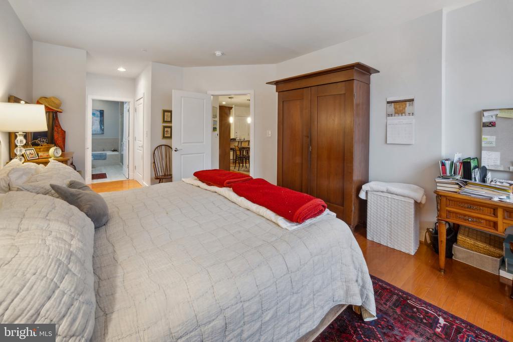 66 Franklin St #203