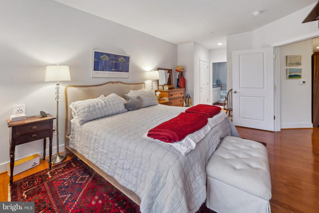 66 Franklin St #203