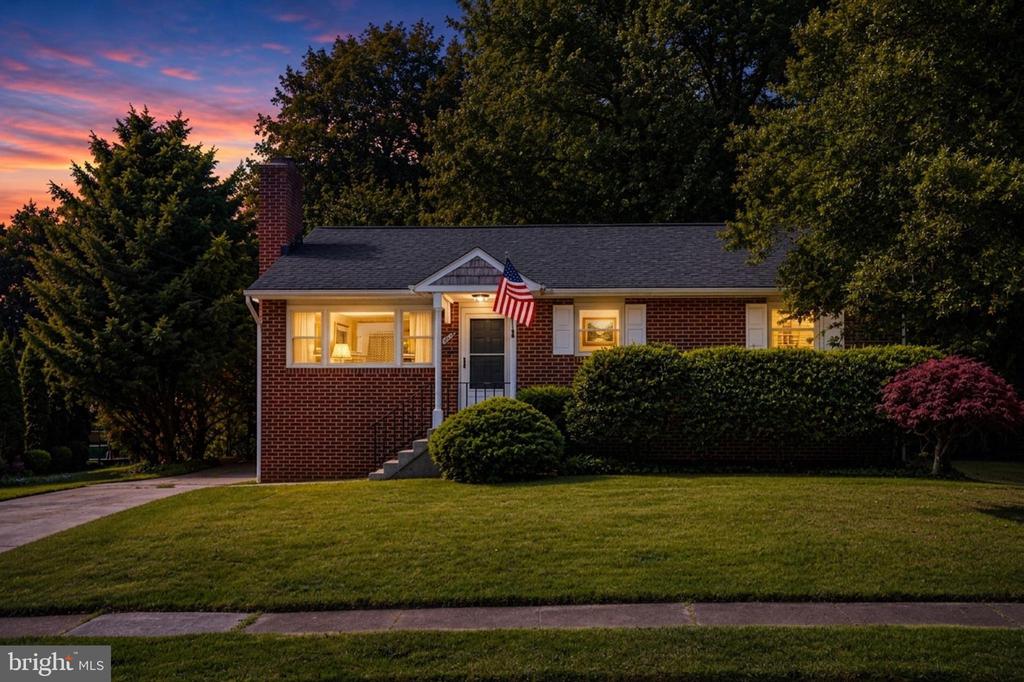 735 WARREN DRIVE