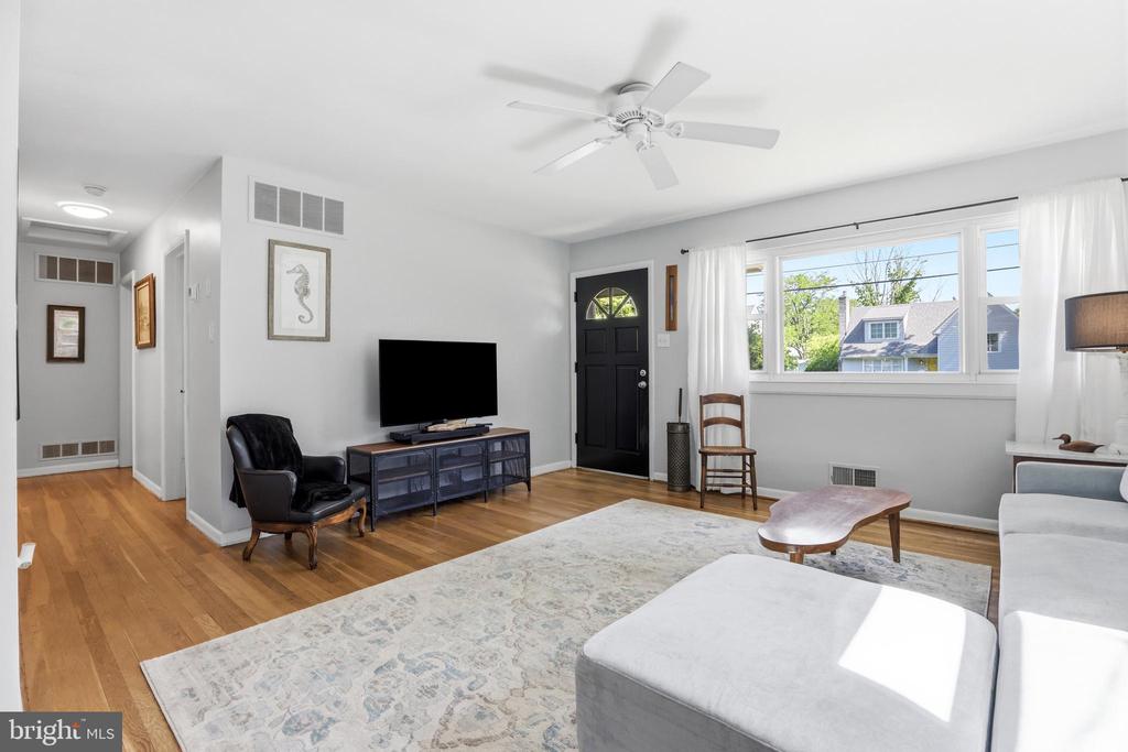 735 WARREN DRIVE