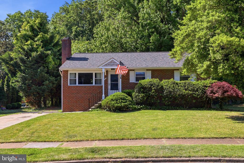 735 WARREN DRIVE
