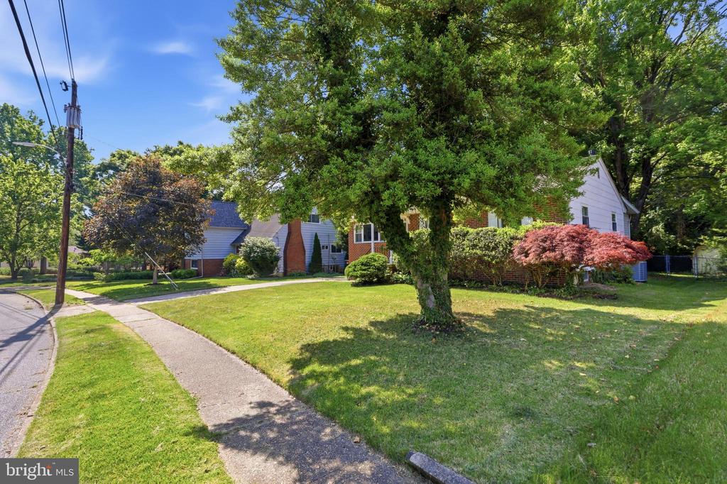 735 WARREN DRIVE