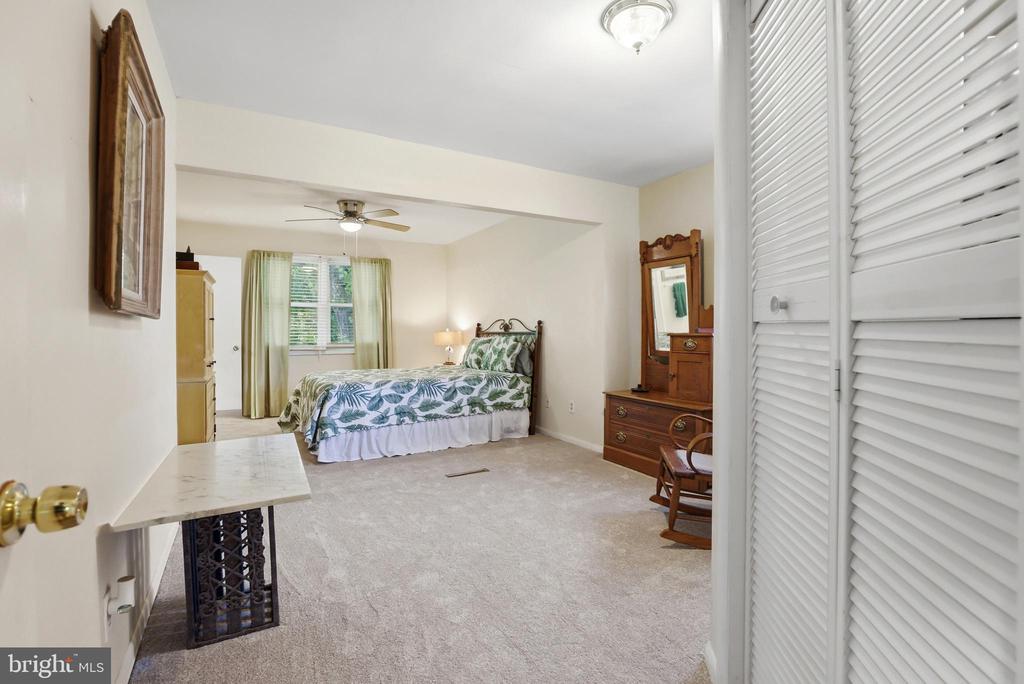 735 WARREN DRIVE