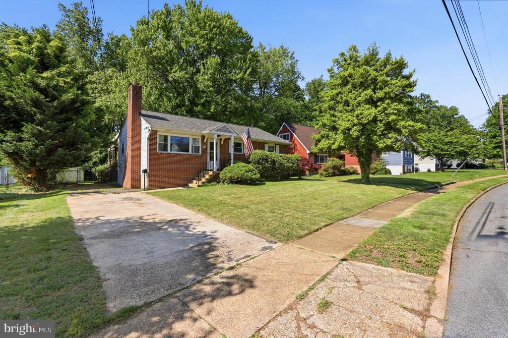 735 WARREN DRIVE