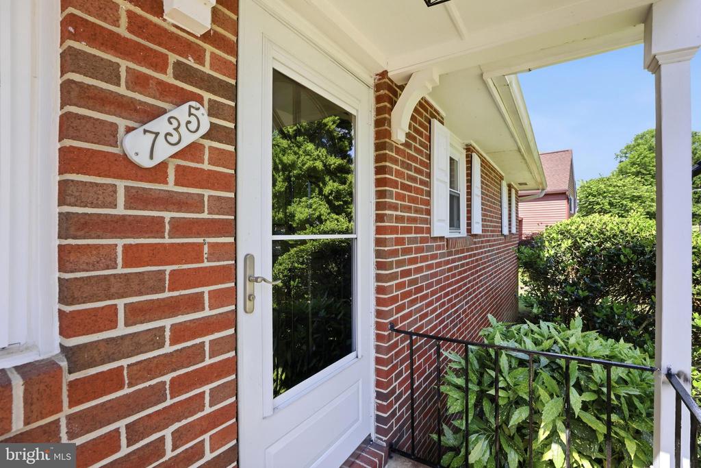 735 WARREN DRIVE