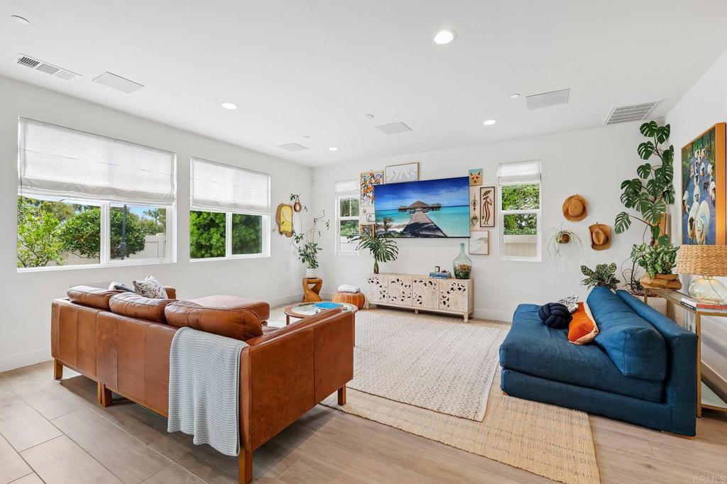 633 Manzanita Ln