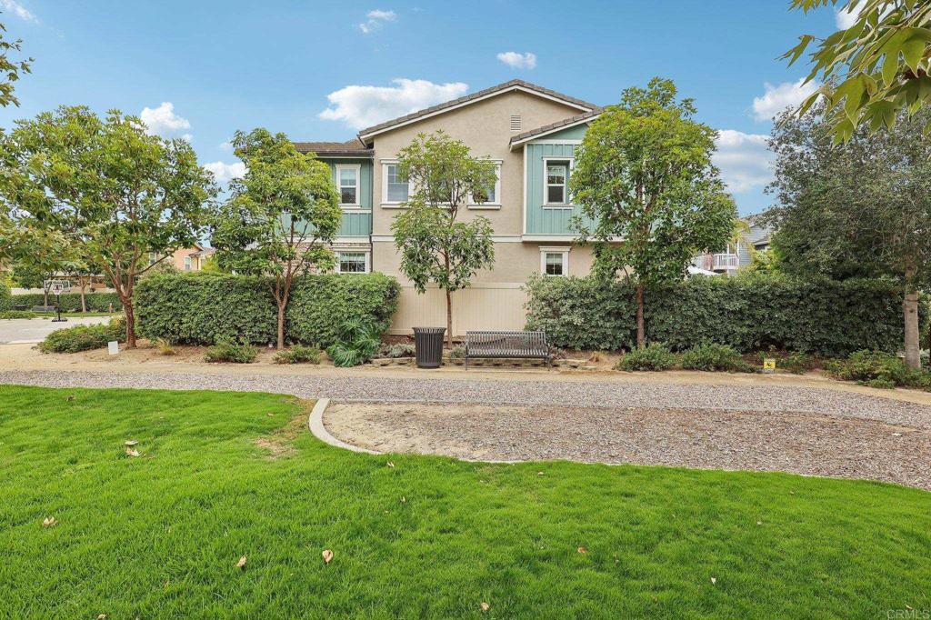 633 Manzanita Ln