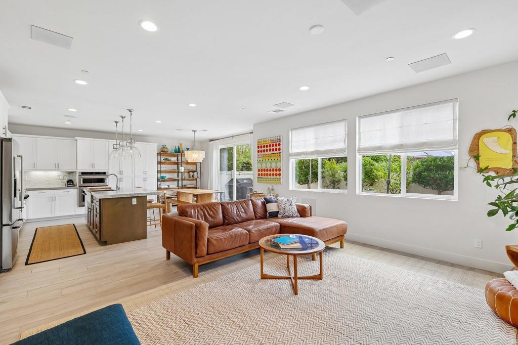 633 Manzanita Ln