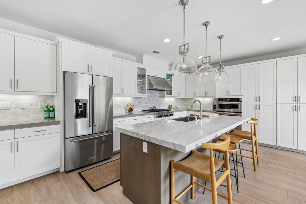 633 Manzanita Ln