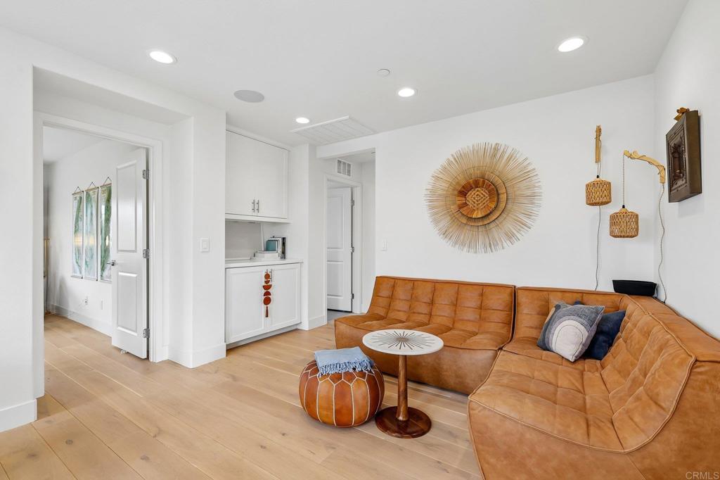 633 Manzanita Ln