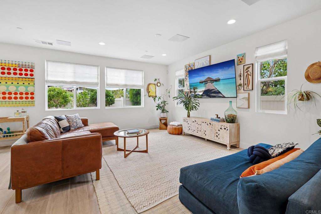 633 Manzanita Ln