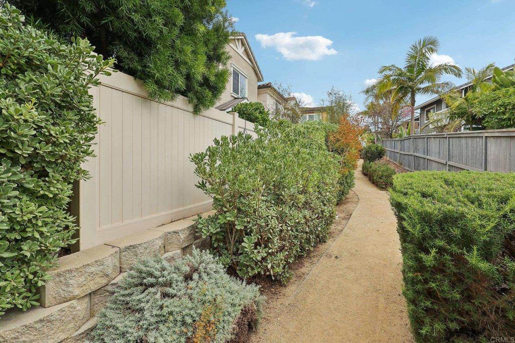 633 Manzanita Ln