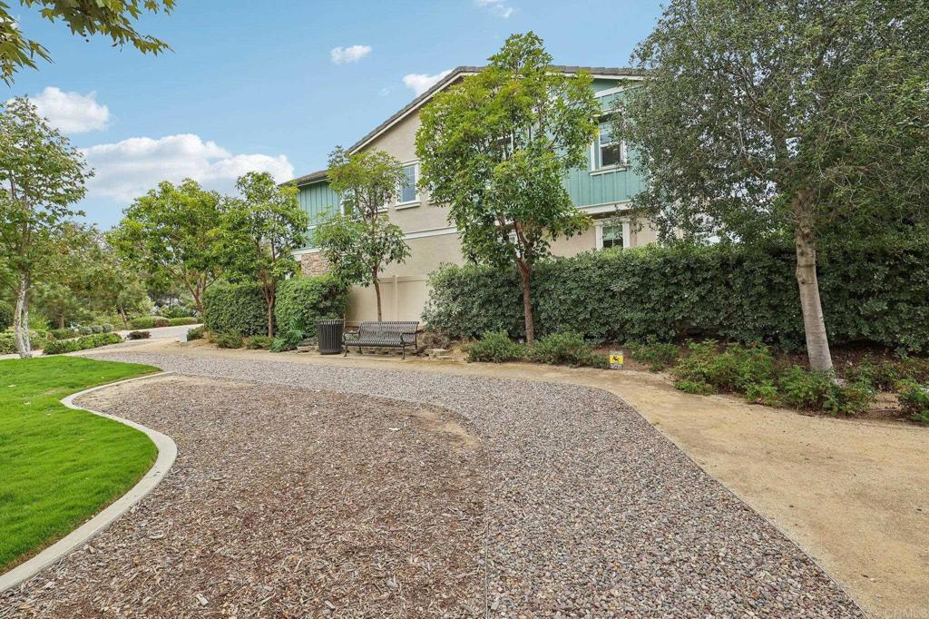 633 Manzanita Ln