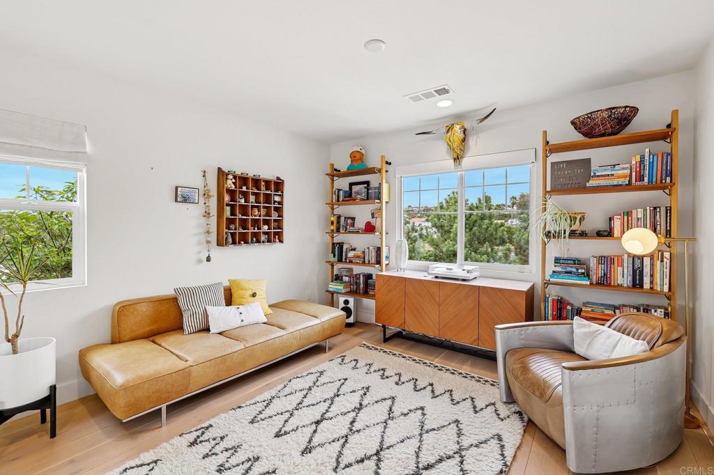 633 Manzanita Ln