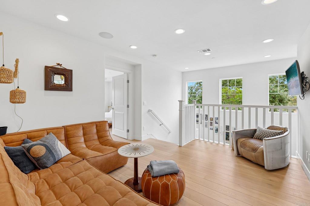 633 Manzanita Ln