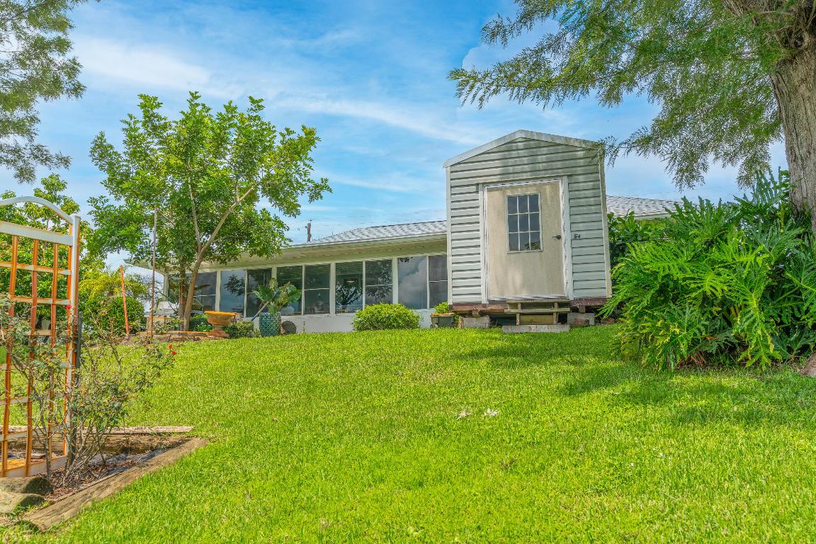 727 SE Calmoso Drive