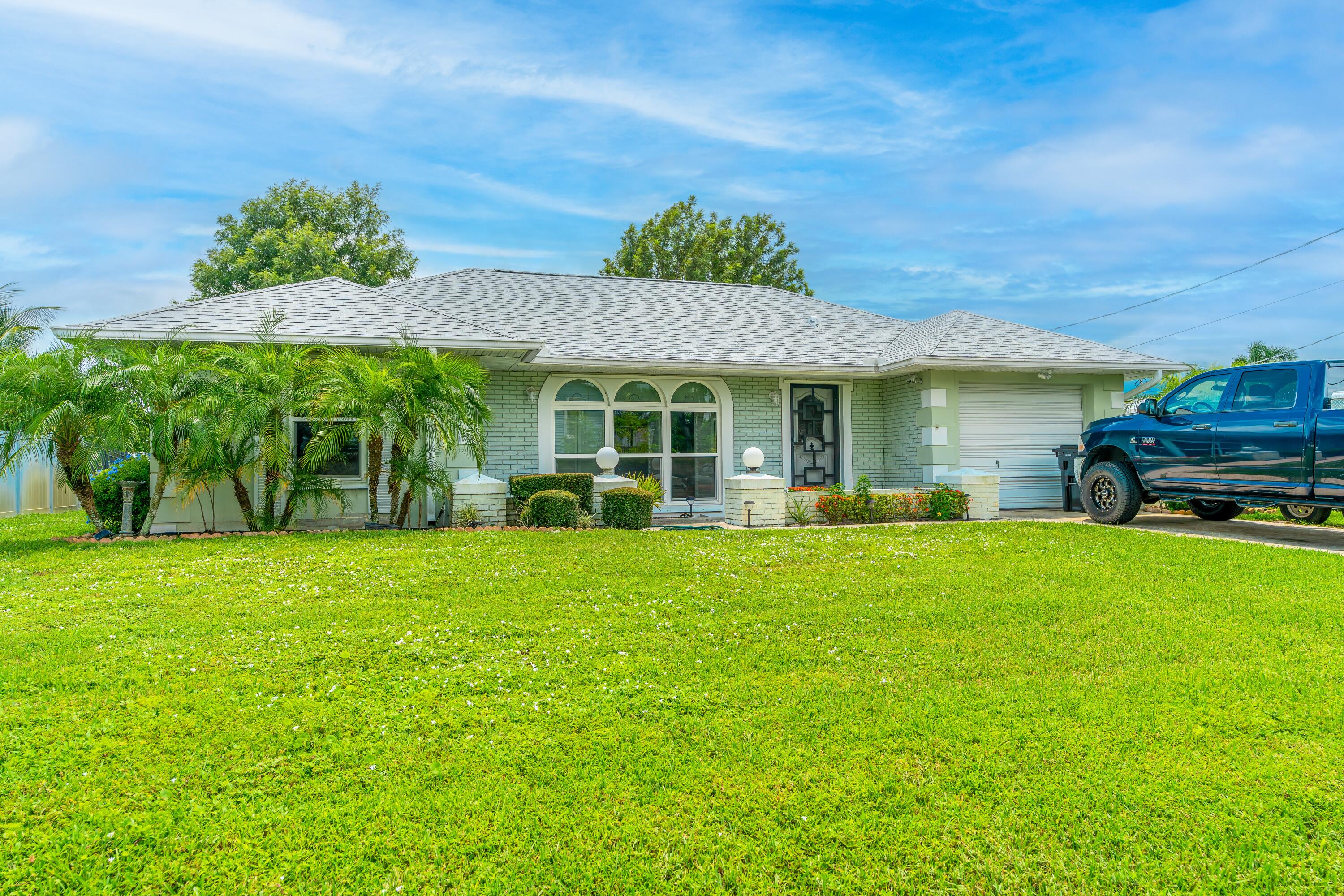 727 SE Calmoso Drive