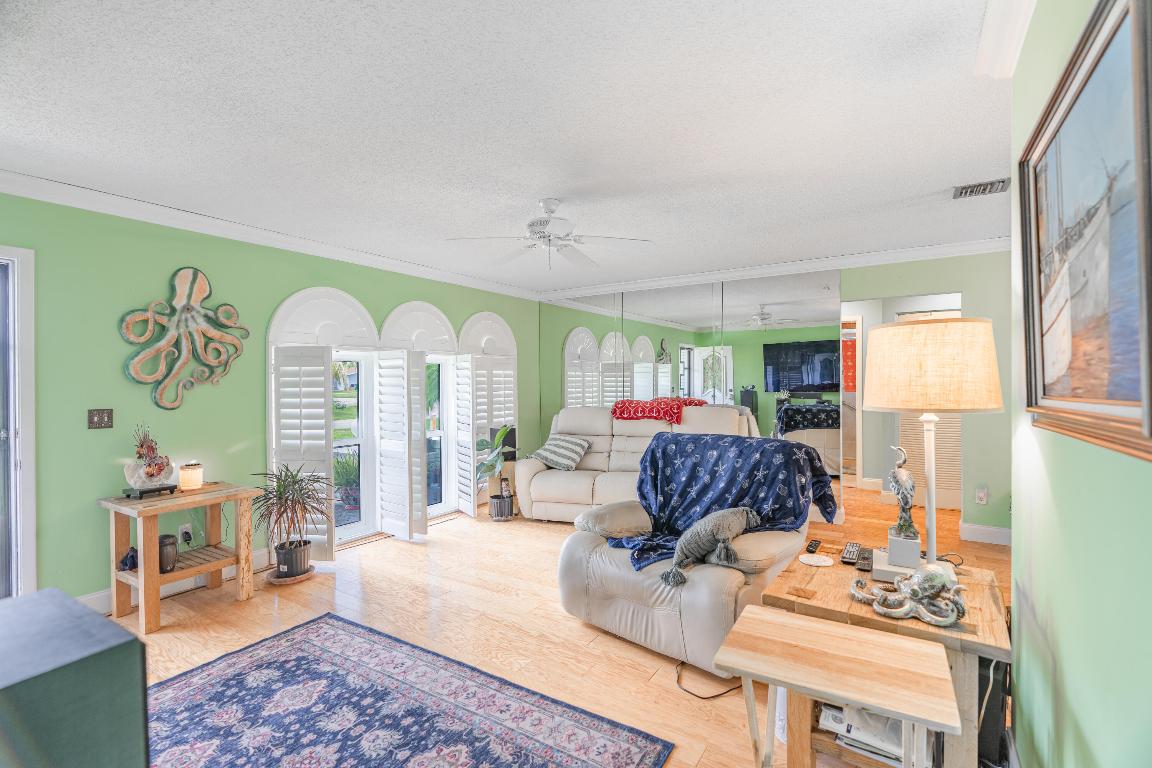 727 SE Calmoso Drive