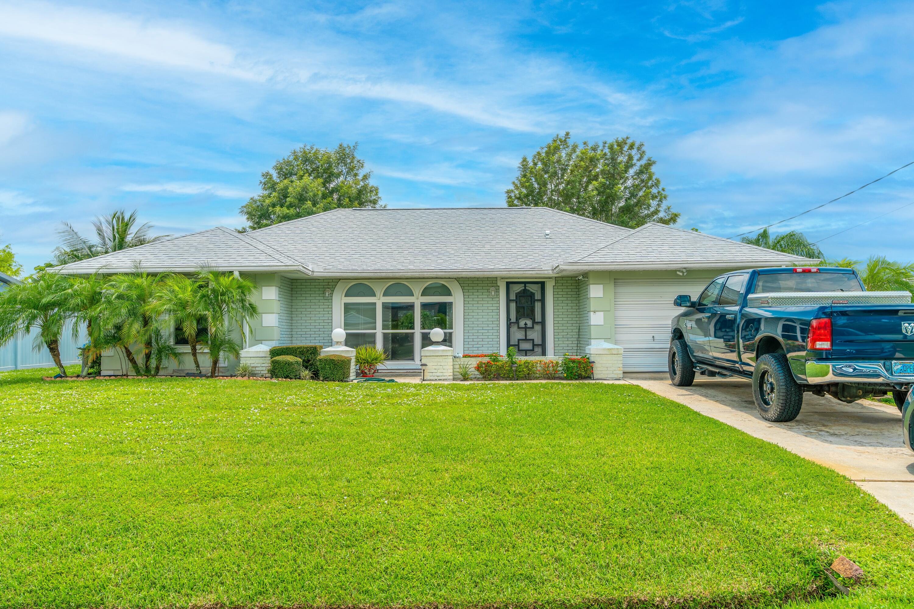 727 SE Calmoso Drive