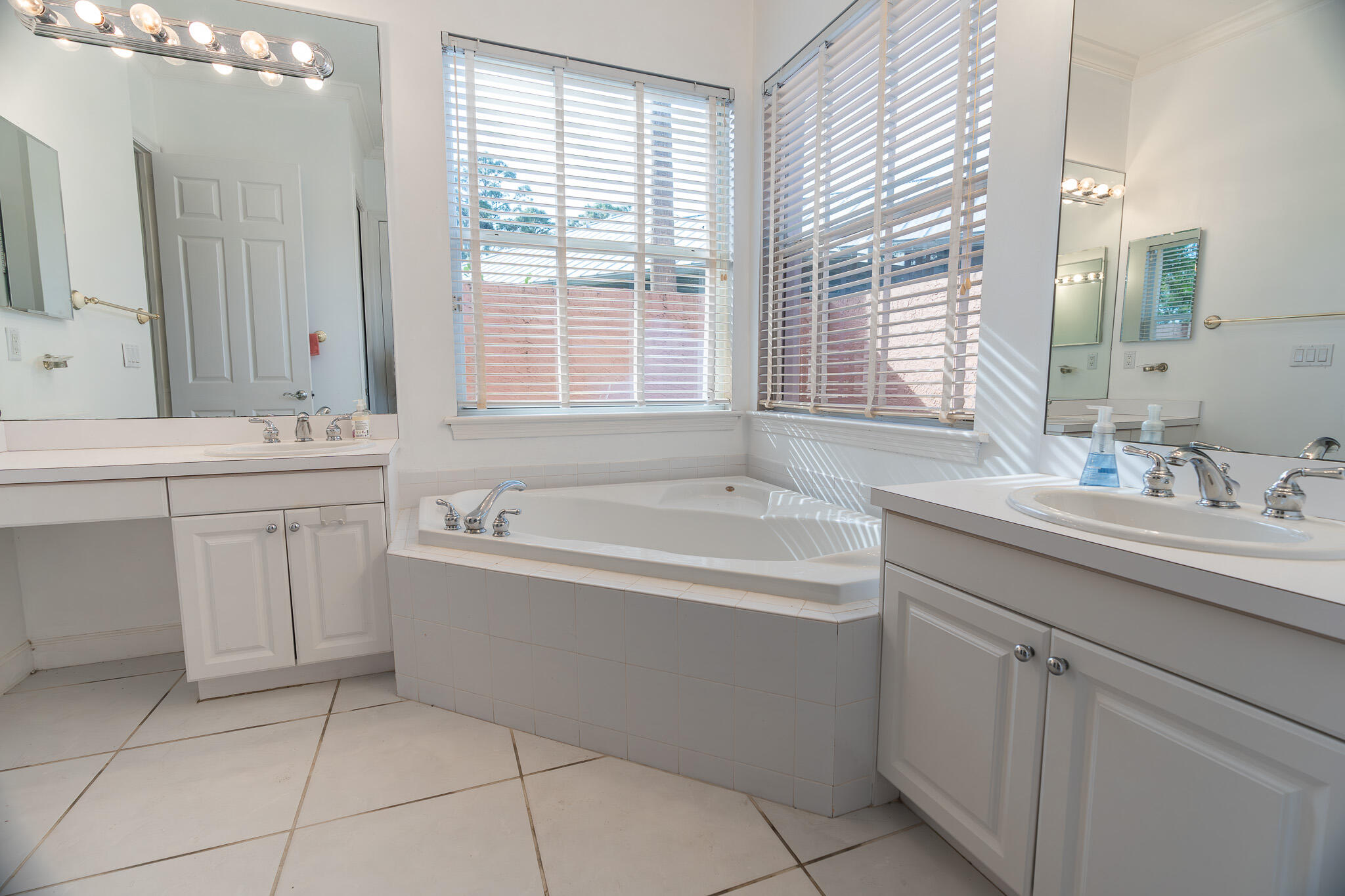 2401 SW Carriage Place