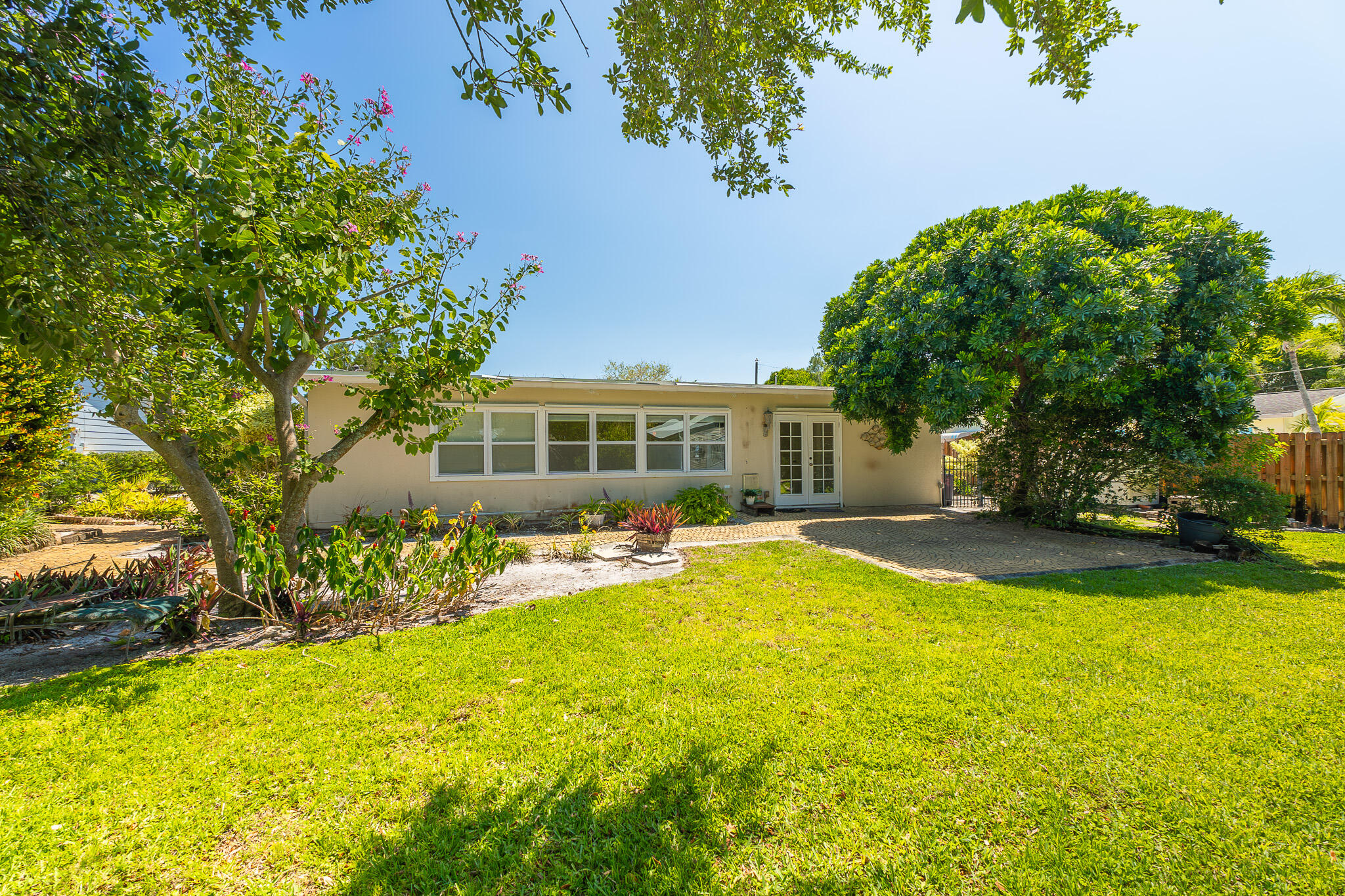 1079 NE Crescent Street