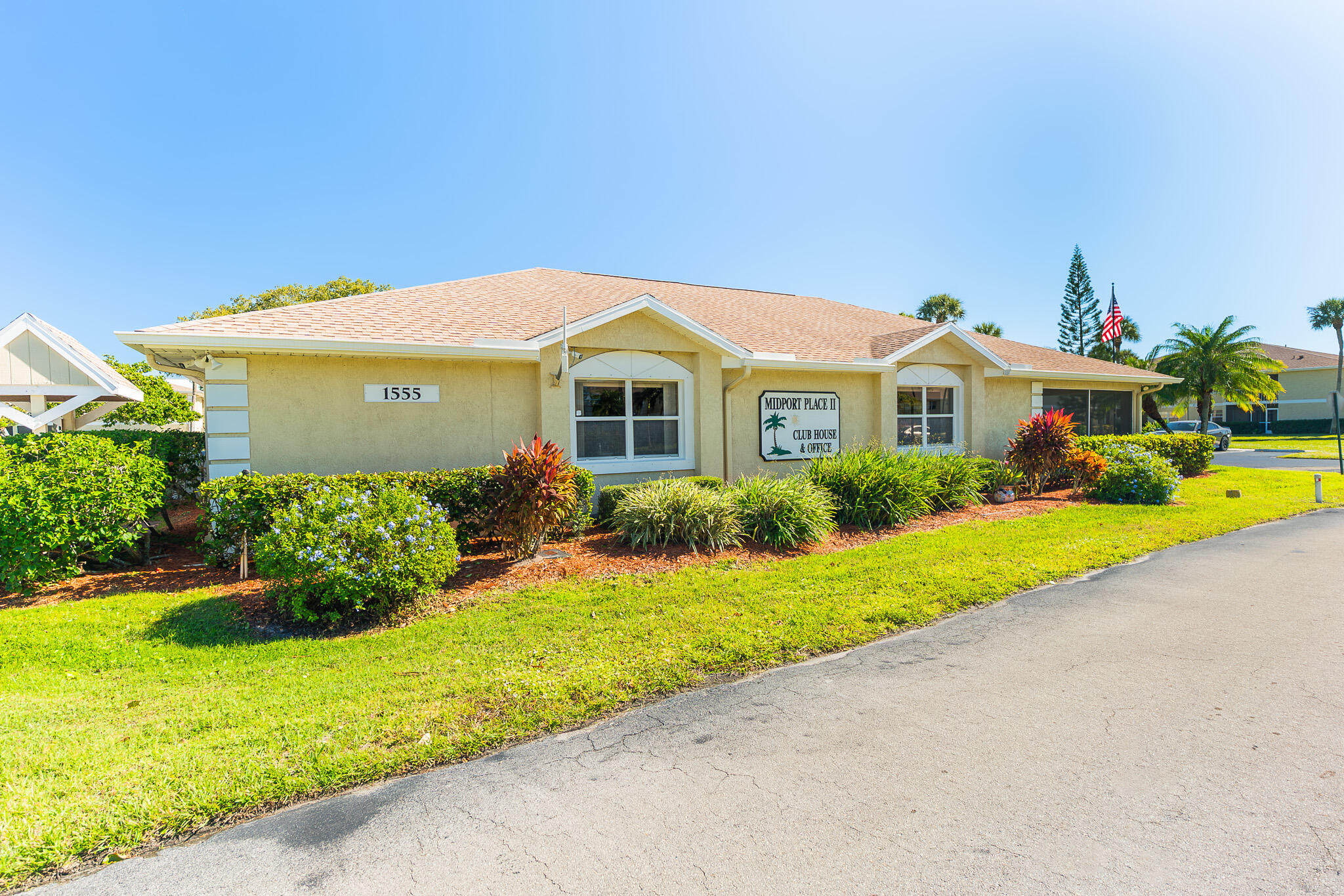 1537 SE Royal Green Circle 202