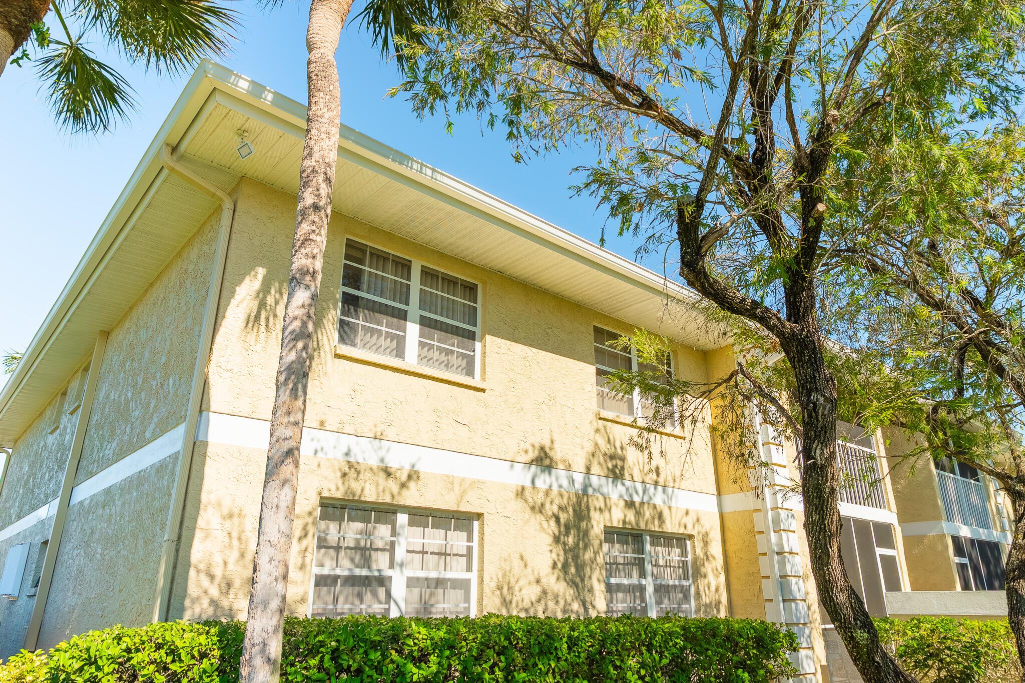 1537 SE Royal Green Circle 202