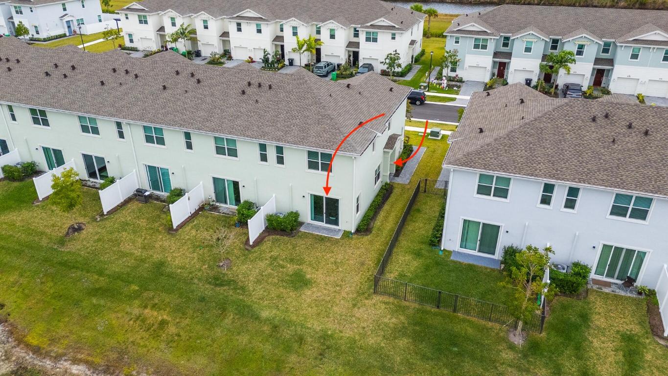 663 SE Lake Falls Street