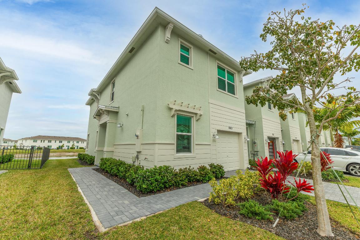 663 SE Lake Falls Street